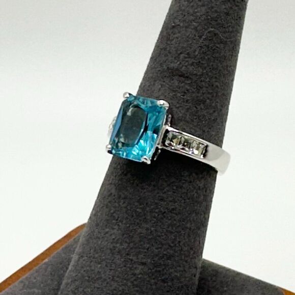 Ring with Aquamarine Blue Colored Center Stone - Picture 3 of 6